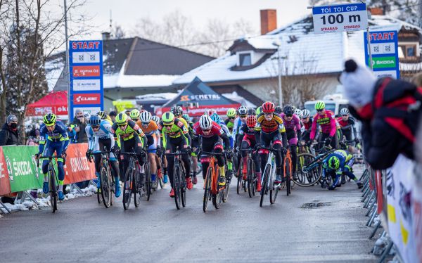 MČR CX 2021 - odstartováno, zcela vpravo Adam Ťoupalík na zemi...