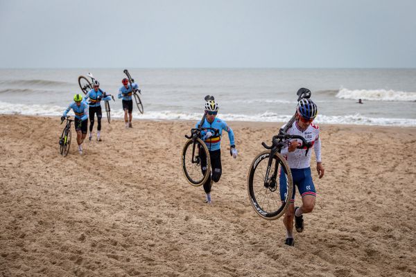 MS 2021 - Tom Pidcock bojuje se smečkou Belgánů