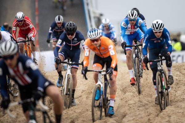 Zdeněk Štybar se posouvá startovním polem