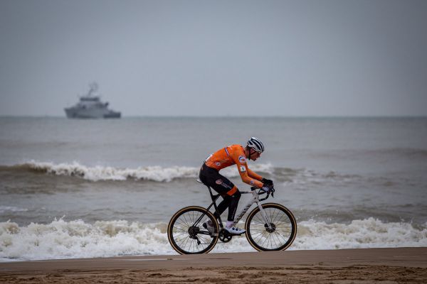 MS 2021 - Mathieu van der Poel stíhá