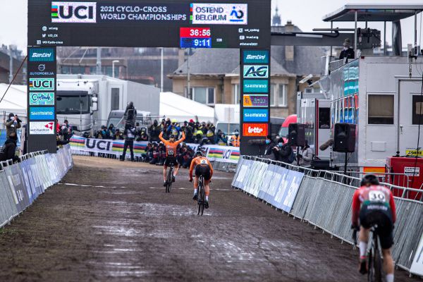 MS 2021 - Fem van Empel má v 18 letech titul kategorie U23