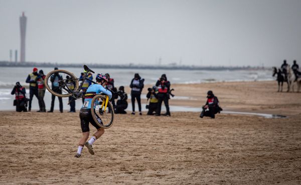 MS 2021 - Wout van Aert ještě na vedoucí pozici