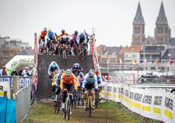 MS 2021 - Mathieu van der Poel a Wout van Aert ihned po startu na čele