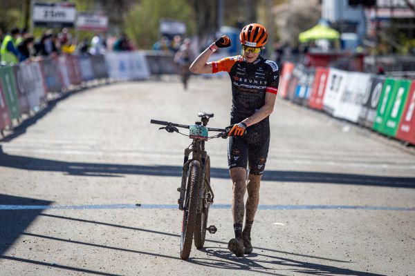 Albstadt '21 - juniors - vítěz Finn Treudler se svým Supem