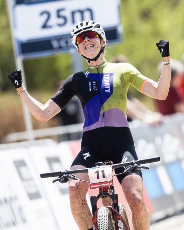 Radost bronzové Haley Batten