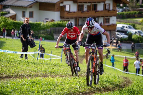 Leogang '21 XCC - poslední kolo, Maja Wlszcz popohání Ondru