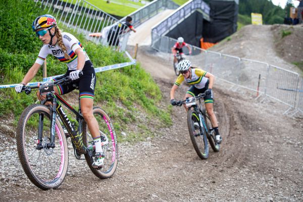 Leogang '21 XCC - trojice honící vedoucí Lecomte