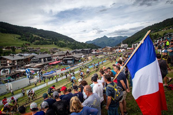 SP Les Gets 2021 - Konečně! Vlajky a diváci!