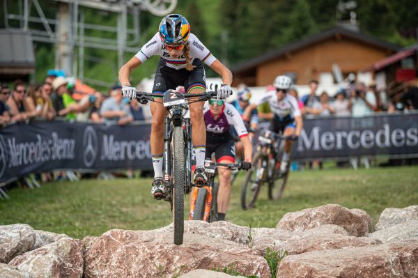 SP Les Gets 2021 - Pauline Ferrand Prevot si hlídala čelo