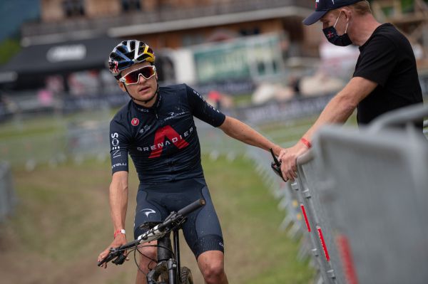 SP - Les Gets 2021 - Pidcock po každém kole diskutoval s manažerem