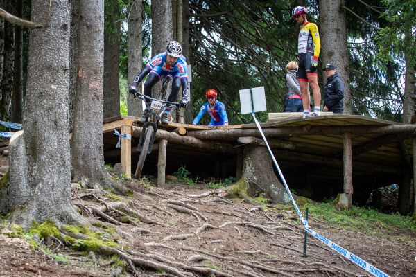 SP - Les Gets 2021 - Matěj Charvát najíždí drop