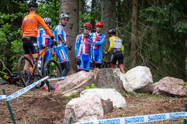 SP - Les Gets 2021 - Matěj Charvát s českými bikery