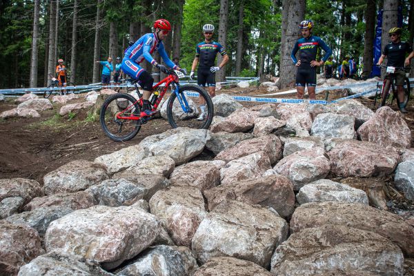 SP - Les Gets 2021 - Jan Škarnitzl dává lekci Schurterovi a Forsterovi