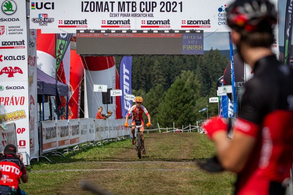 MČR XCO 2021 - Filip Konečný vítá v cíli vicemistra Jecha