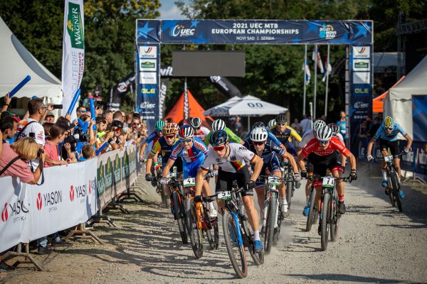 ME XCO 2021 - štafety - start je pěkně "tricky" na šotolince a do zatáčky