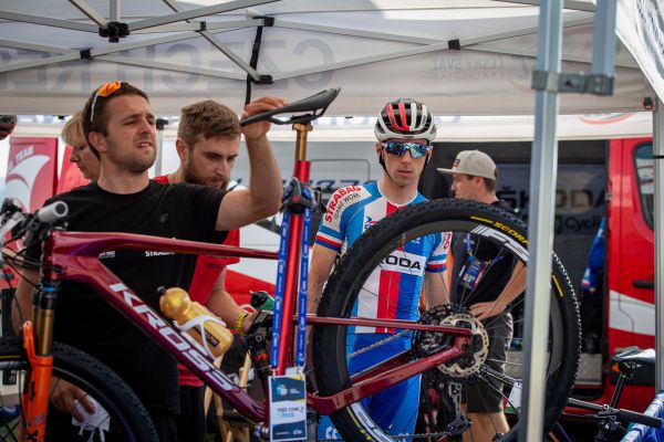 ME XCO 2021 - štafety - Ondřej Cink jde na start