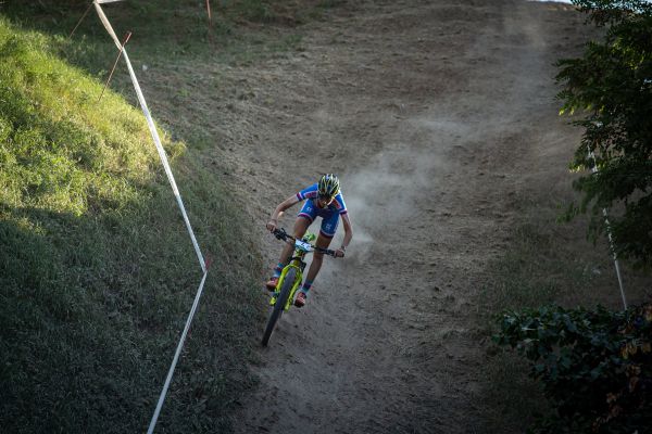 ME XCO 2021 - štafety - Kája Bedrníková se musela porvat se spadlým řetězem na schodech