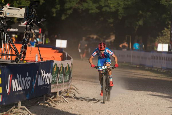 ME XCO 2021 - štafety - finišman Filip Konečný