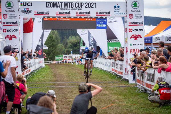 MČR XCO 2021 - první medaili na MČR slavil Ráfek cílovým bunny hopem