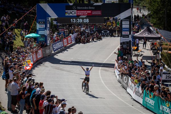 SP Lenzerheide 2021 - první výhra Evie Richards ve světovém poháru