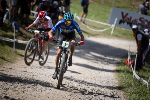 MS 2021 - junioři - Na kolubijské zlato z MS 2008 Laury Abril na této trati, navázal Gomez stříbrem