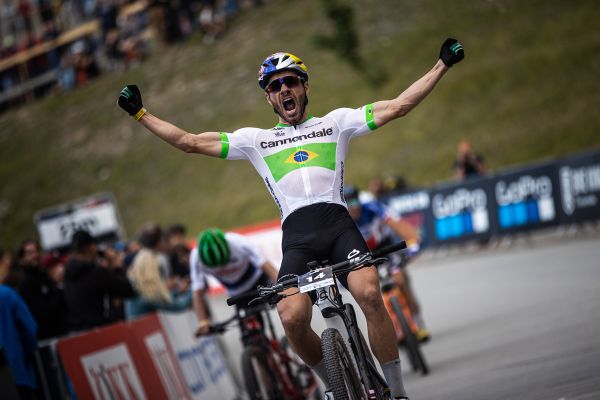 SP Lenzerheide 2021 - páté vítězství v short tracku pro Henriqua Avanciniho