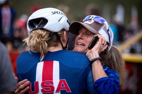 MS 2021 - short track - paní Blevinsová  šla do kolen, zde v objetí s Haley Batten