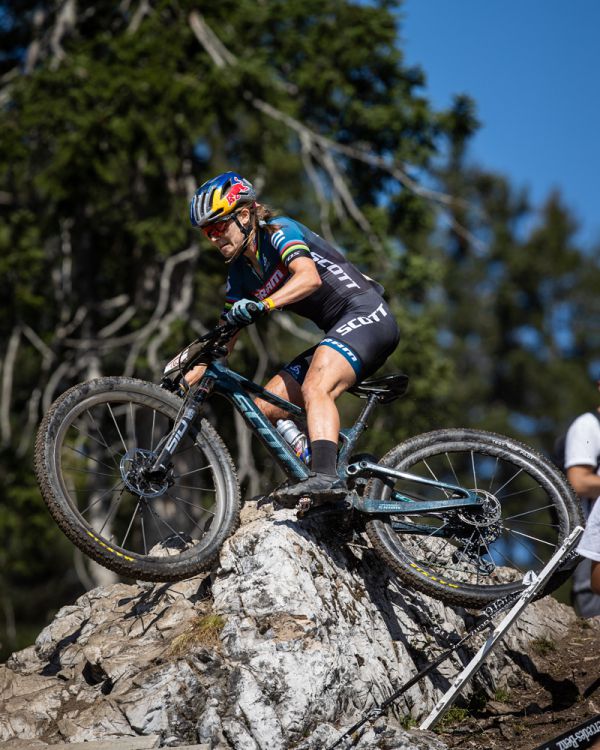 Kate Courtney hobluje Sparka