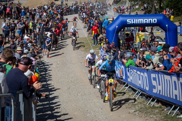 SP Lenzerheide 2021 - Victor Koretzky a Henrique Avancini na začátku závodu