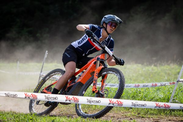 MS 2021 - e-MTB - stejná zatáčka a jiný styl v podání stříbrné Laury Charles