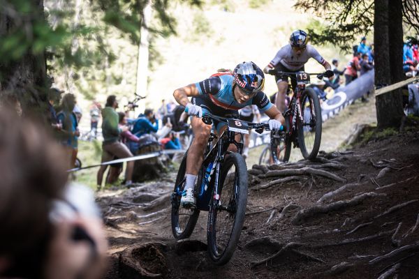 SP Lenzerheide 2021 - Evie Richards a Laura Stigger