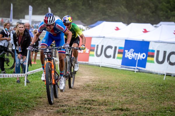 MS 2021 - short track - jeden z ataků Ondřeje Cinka