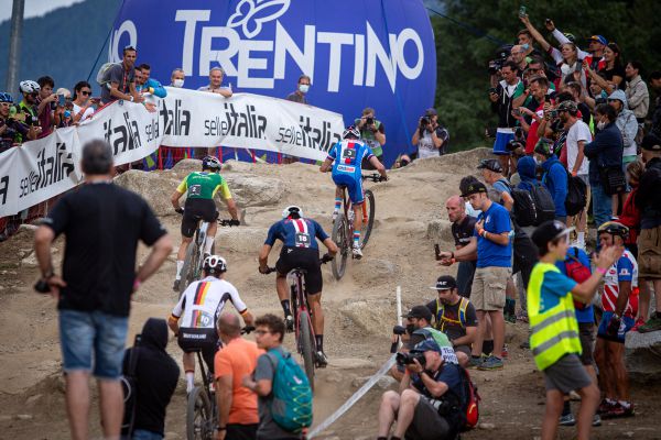 MS 2021 - short track - Ondra Cink natahuje špic