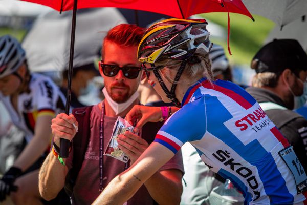 MS 2021 - junioři - Kája Bedrníková se zásobuje bonbónkama