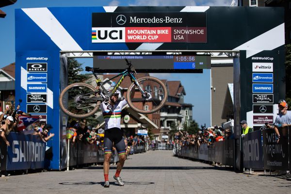 Martin Vidaurre Kossmann vyhrává závod do 23 let