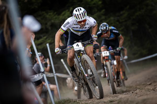 Nino Schurter útočí v předposledním kole