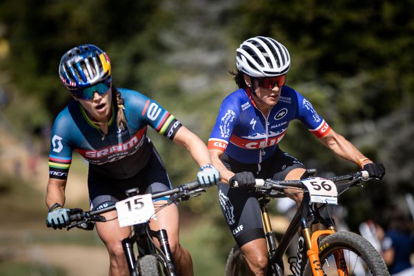 Katka předjíždí Kate Courtney