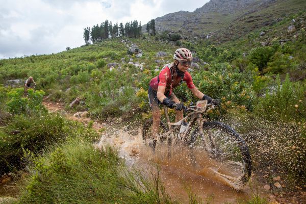 Cape Epic 2021 - 6. etapa - Ariane Lüthi ztrácí, její kolegyně Robyn de Groot trpí