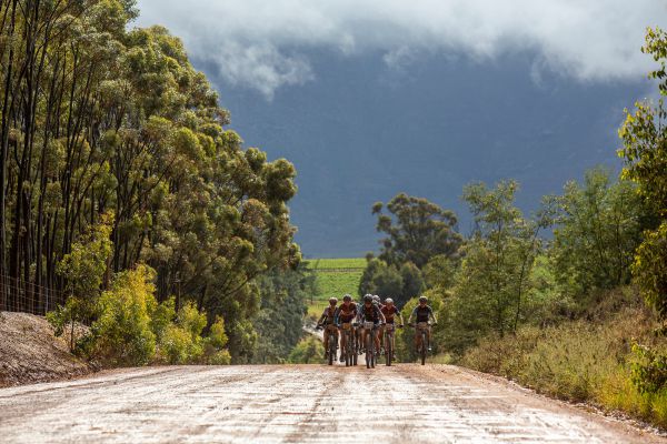 Cape Epic 2021 - 6. etapa - mokré gravel silnice byly dnes velmi časté