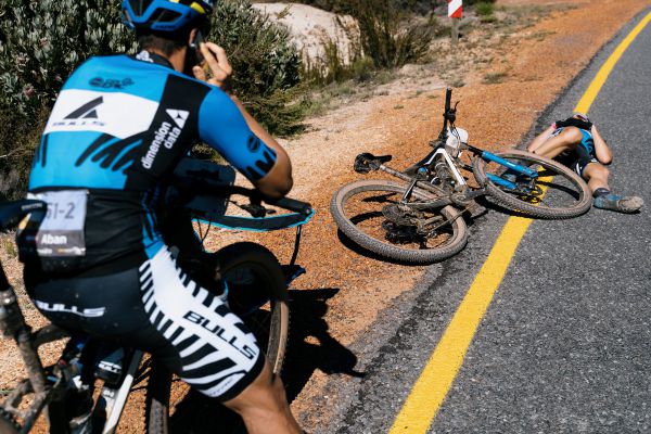 Cape Epic 2021 - 2. etapa - Karl Platt musel kvůli žaludečním problémům odstoupit