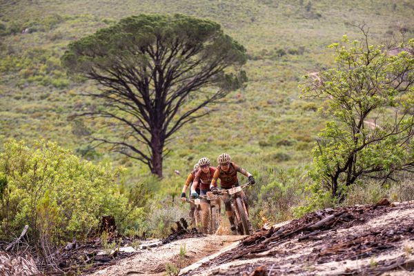 Cape Epic 2021 - 6. etapa - dva první páry žen