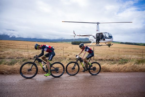 Cape Epic 2021 - 6. etapa - kromě bikerů musíme obdivovat i umění pilotů