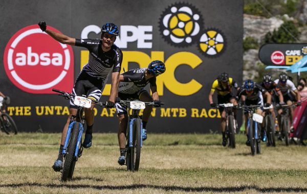 Cape Epic 2021 - 1. etapa - Simon Schneller proťal pásku jako první