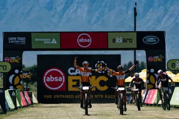 Cape Epic 2021 - 2. etapa - třetí den a třetí vítězství pro Sinu a Lauru