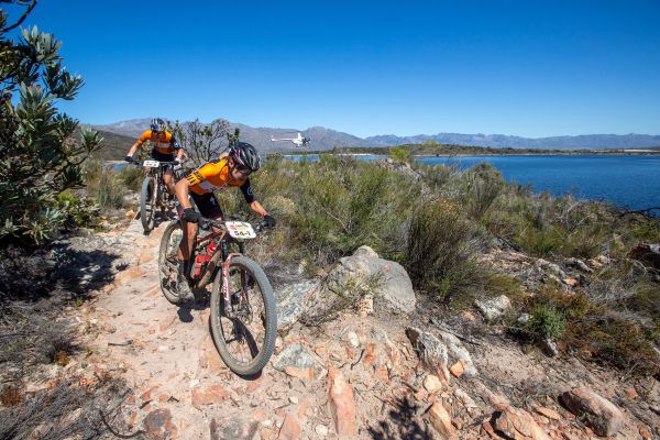 Cape Epic 2021 - 1. etapa - nádherné scenérie na těžkých trailech
