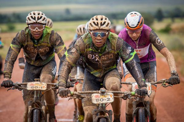 Cape Epic 2021 - 6. etapa - Bart Brentjens v gruppetku