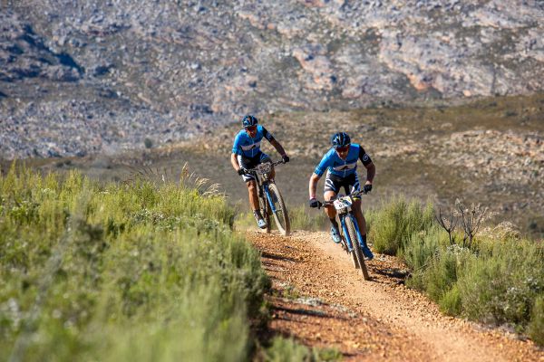 Cape Epic 2021 - 1. etapa - kategorii Masters vede Karl Platt a Alban Lakata