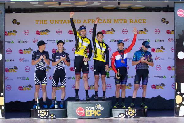 Cape Epic 2021 - 7. etapa - Jordan Sarrou a Matthew Beers vítězí