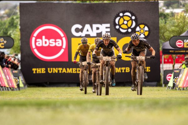 Cape Epic 2021 - 6. etapa - Simon Stiebjahn a Martin Frey se radují z etapového triumfu
