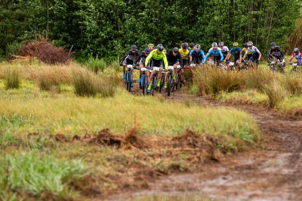 Cape Epic 2021 - 6. etapa - po startu to vypadalo jako na motokrosové dráze plné bahna